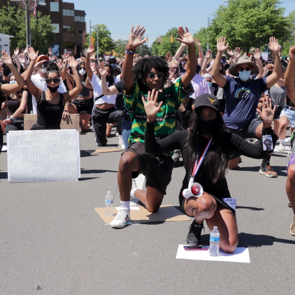 黑人运动家、警察，以及亚裔共同见证的 #BlackLivesMatter# 游行瞬间
