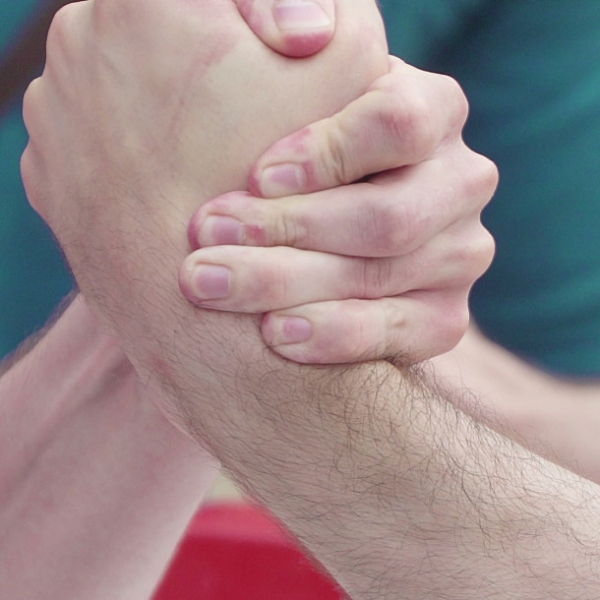 别的简报｜肯塔基州父子掰手腕掰到急眼，竟然拔枪相向引来警察