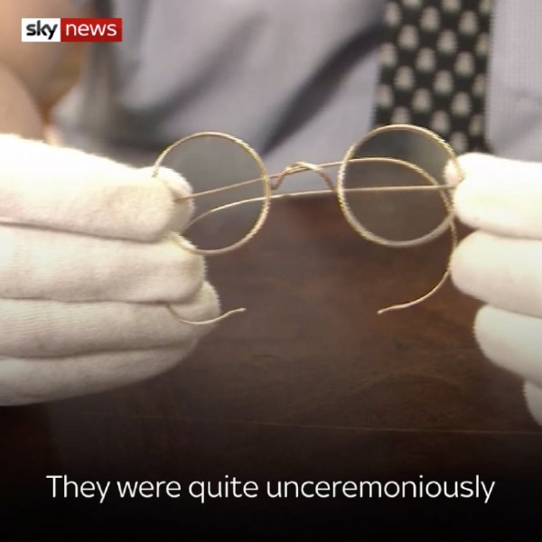 别的简报｜疫情期间甘地的眼镜被挂在拍卖行门口两天才被工作人员拿进去拍卖