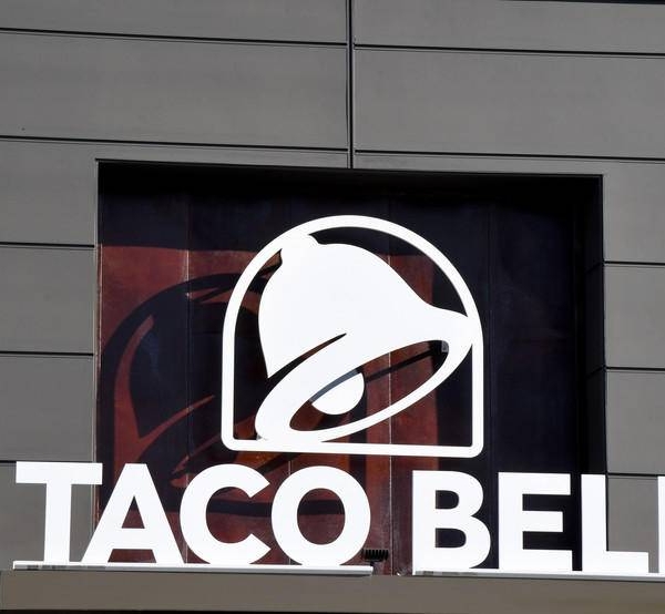 别的简报｜男子赤身裸体开车去汽车餐厅被捕，声称自己所有衣服都洗了