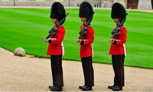 别的简报丨13 名英国皇家护卫在参加嗑药派对之后被送去军事监狱