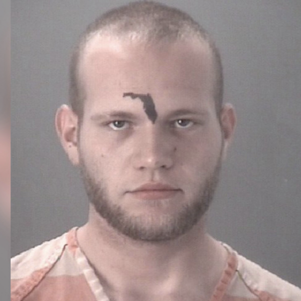 别的简报｜一脑门上纹了佛罗里达州的男子企图蹭警车回家而被捕
