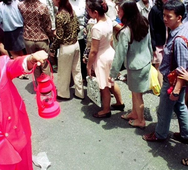 你是否见过泰国街头这位粉衣男子？