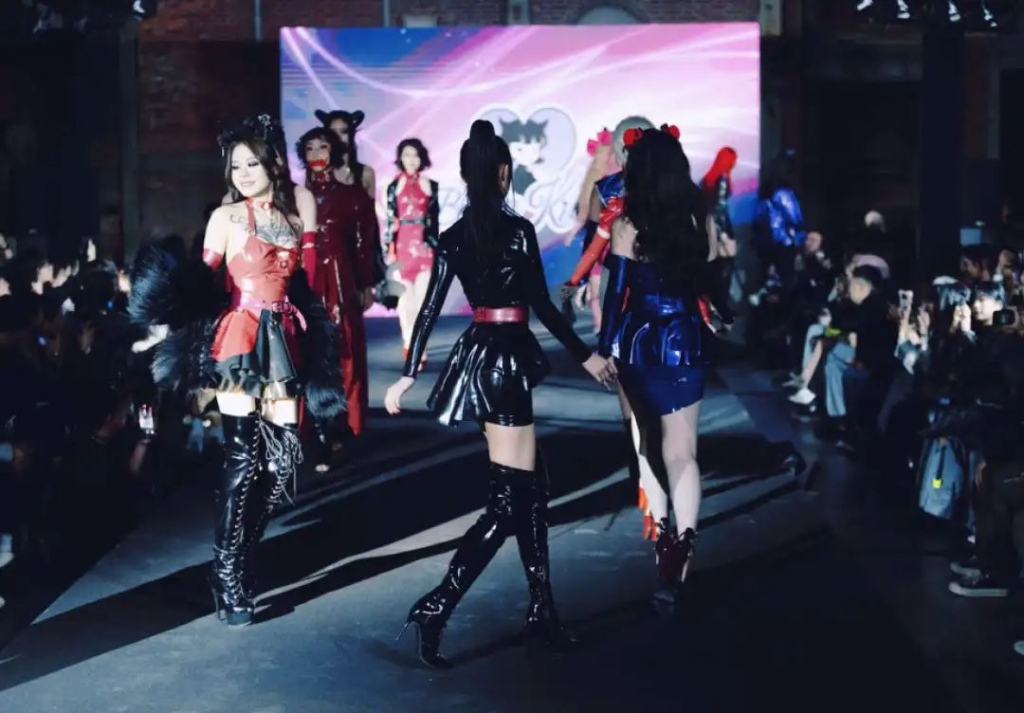 我想让女孩们把胶衣穿出门 – BIE 别的